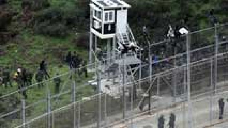 Cerca de 450 inmigrantes saltan la valla de Ceuta en uno de los intentos más masivos