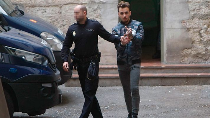 Telediario 1 - Juicio rápido al hombre que propinó una brutal paliza a su pareja en el portal de su casa