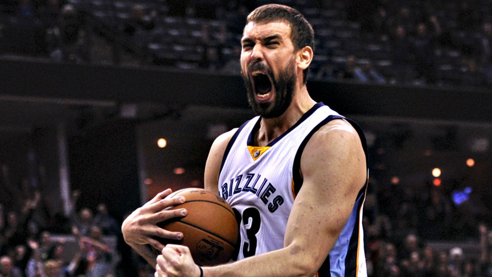 El pívot español Marc Gasol volvió a surgir como líder indiscutible de los Grizzlies de Memphis al aportar 36 puntos que le permitieron remontar una desventaja de 11 tantos en el cuarto periodo y ganar 88-86 a los Trail Blazers de Portland.