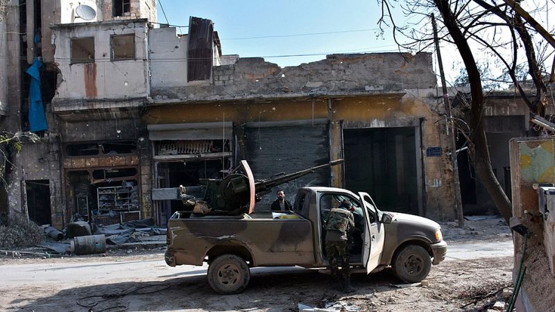 Cientos de personas huyen de Alepo, destruida por los bombardeos