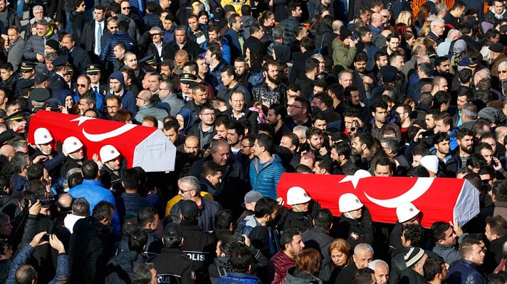 Informativo 24h - Estambul celebra los primeros funerales
