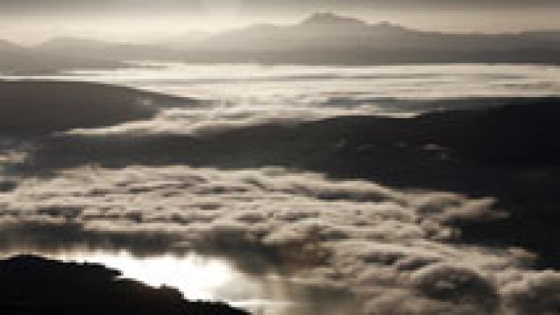 Las nieblas persistirán en el interior y las lluvias afectarán al oeste 