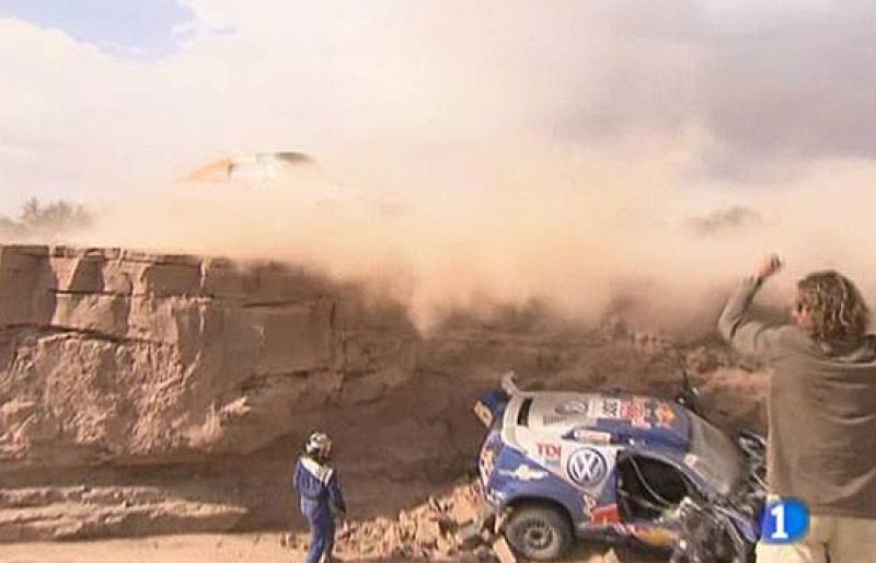 Carlos Sainz es sin duda un piloto perseguido por la mala suerte. "Trata de arrancarlo Carlos", tras esta frase se escapó un mundial de rallys para el piloto madrileño y su compañero, ahora le ha tocado la misma suerte en el Dakar.