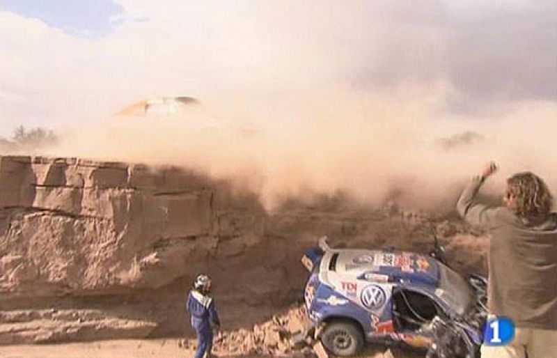 Carlos Sainz es sin duda un piloto perseguido por la mala suerte. "Trata de arrancarlo Carlos", tras esta frase se escapó un mundial de rallys para el piloto madrileño y su compañero, ahora le ha tocado la misma suerte en el Dakar.