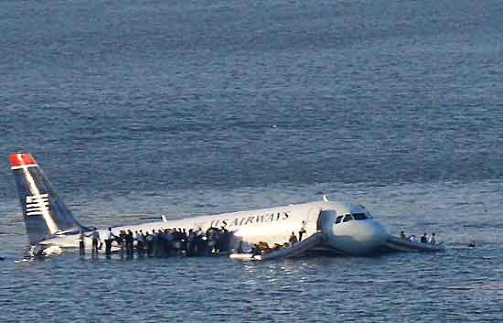 Un avión con 153 pasajeros ha caído al río Hudson sin víctimas.