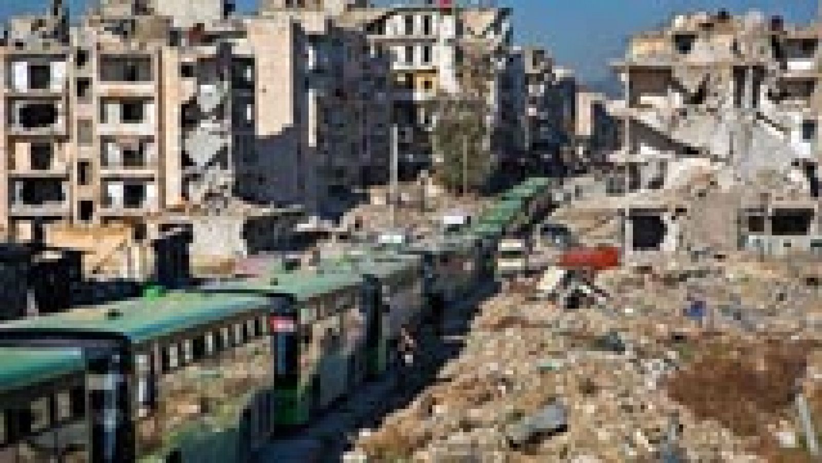 Casi un millar de personas evacuadas de Alepo tras el acuerdo de alto el fuego