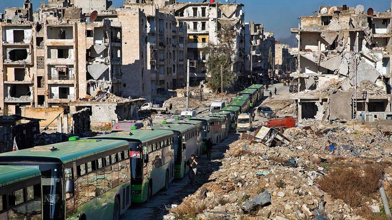 Casi un millar de personas evacuadas de Alepo tras el acuerdo de alto el fuego 