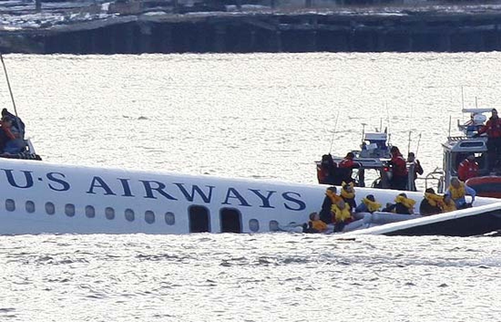 Acuatizaje salvador sobre el río Hudson, en Nueva York | Ver