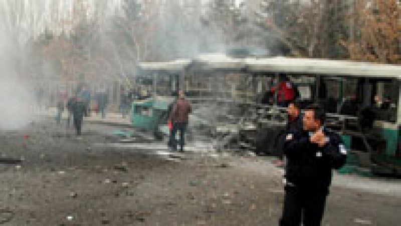 Al menos 13 muertos y 48 heridos en un atentado contra un autobús con soldados en Turquía