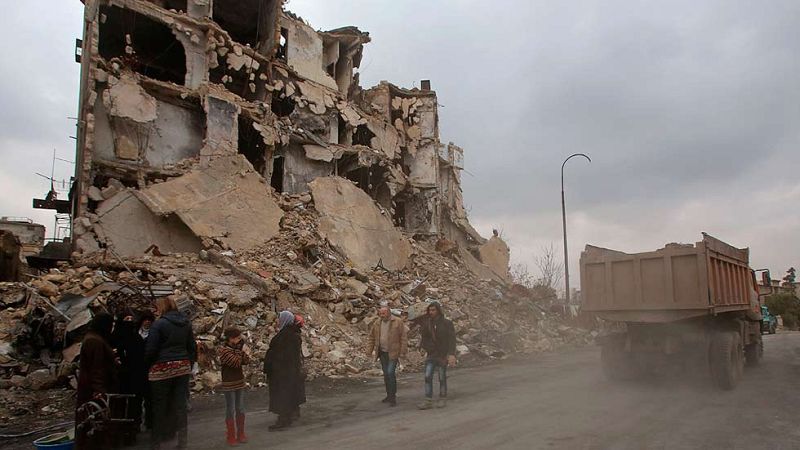 Hombres y mujeres tratan de salir de Alepo bajo los disparos