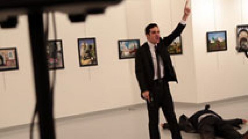 El embajador de Rusia en Turquía, Andrei Karlov, ha sido tiroteadon una galería de arte de Ankara por un hombre que minutos después fue abatido por la policía turca.