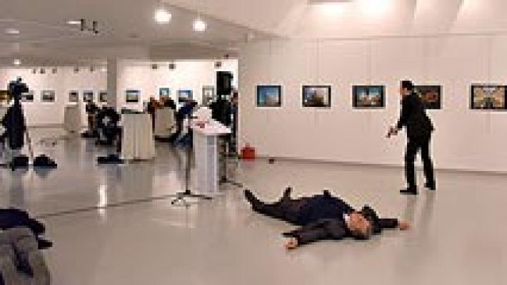 Muere el embajador ruso en Turquía tiroteado por un policía que clamaba venganza por Alepo