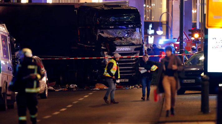 Nueve muertos y decenas de heridos al ser arrollados por un camión en un mercadillo navideño de Berlín