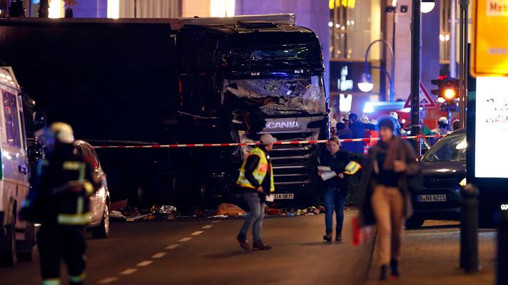Nueve muertos y decenas de heridos al ser arrollados por un camión en un mercadillo navideño de Berlín