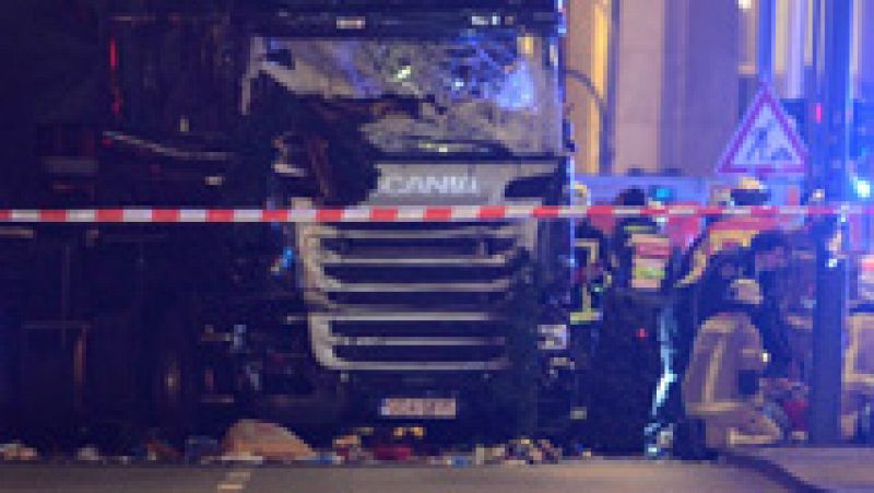 Doce muertos y 48 heridos al ser arrollados por un camión en un mercadillo navideño de Berlín