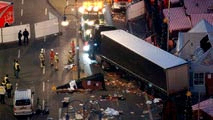 Camión mata a 12 personas en un mercadillo en Berlín