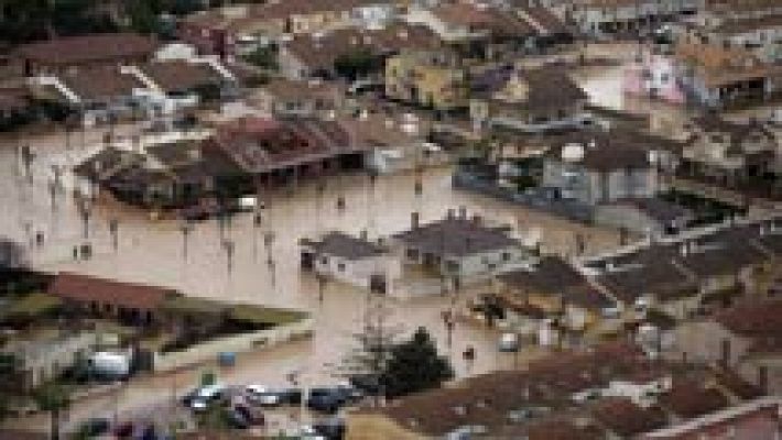 Telediario 1 - Tres muertos en Murcia y Valencia por el temporal de lluvias