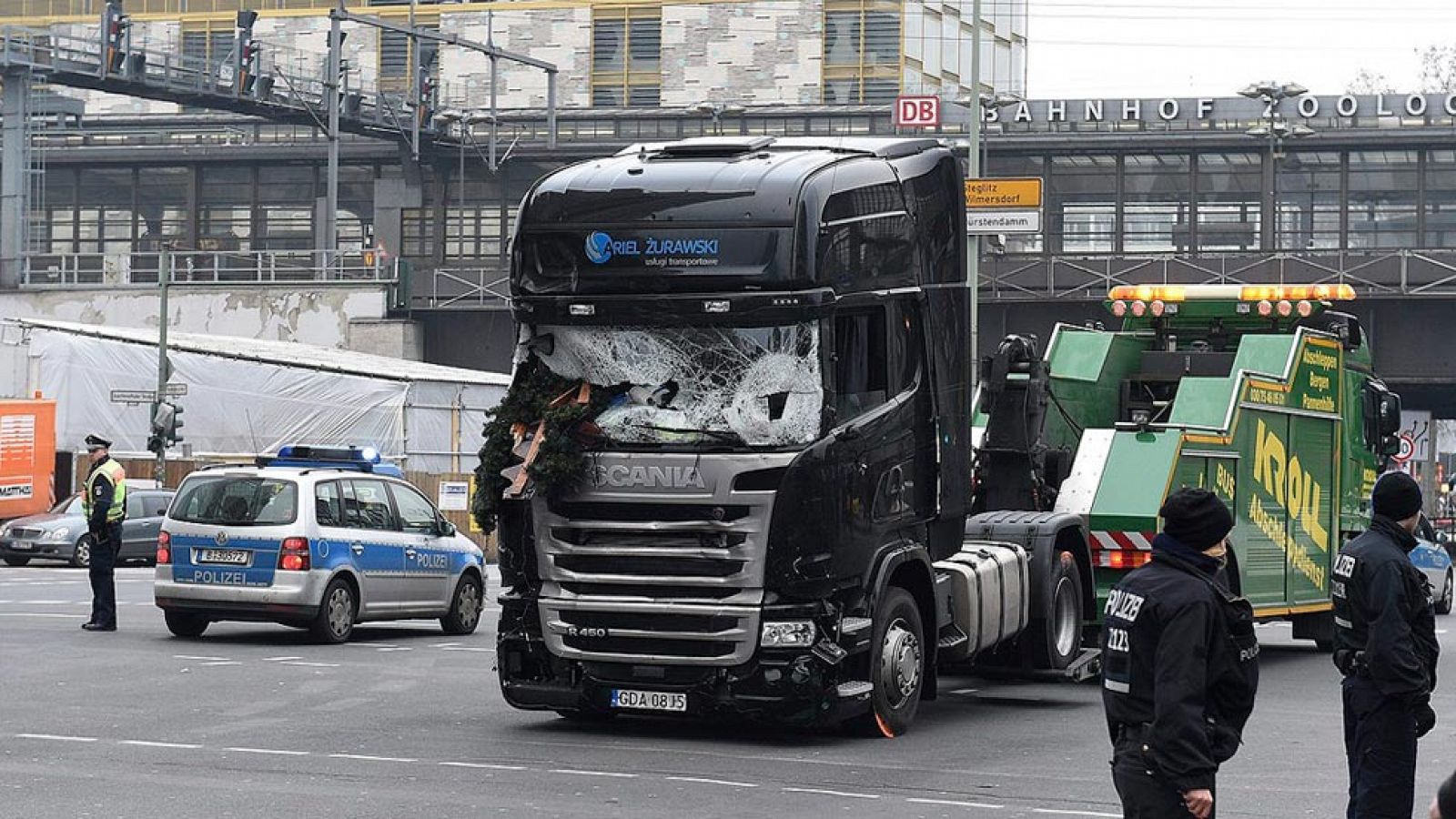 Atentado en Berlín - El joven español atropellado por el camión se encuentra bien tras ser operado, según su padre