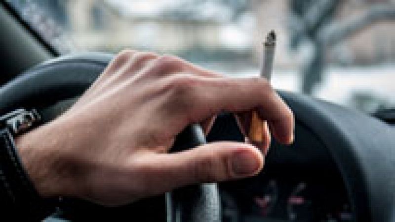 Podrían prohibir fumar en el coche si viajan niños o mujeres embarazadas