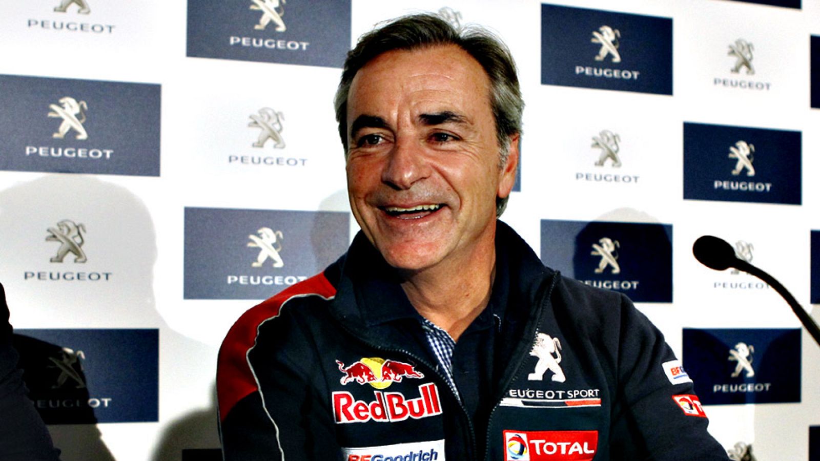 "A mi hijo le encanta el Dakar, me hace mucha gracia porque se  invierten un poco los papeles. Yo durante todo el año voy a sus  carreras, le aconsejo y luego cuando llega al Dakar a lo mejor toma  él el papel ese que tengo yo durante todo el año. Es