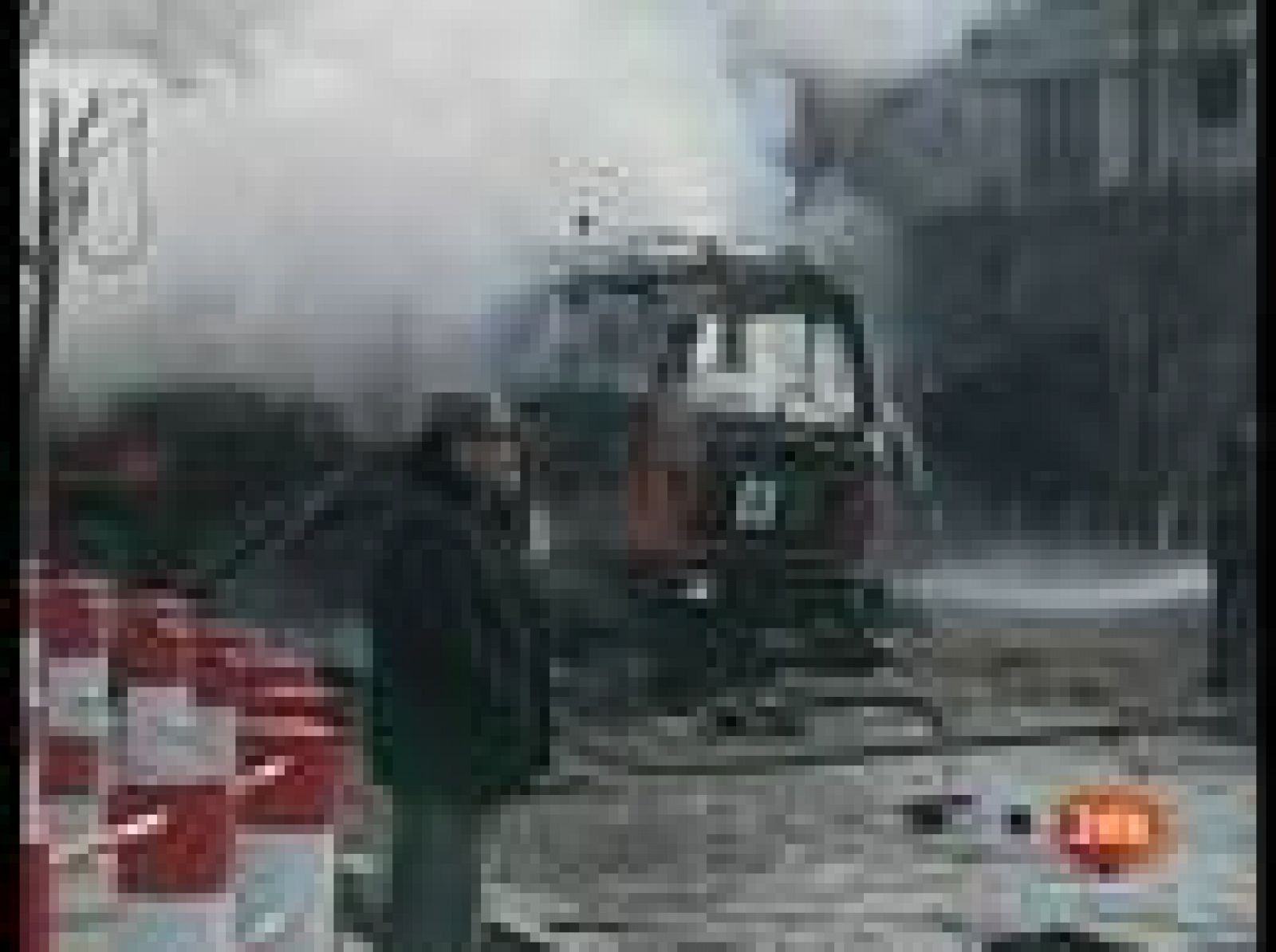 Un camión bomba ha explotado frente a la embajada alemana en Kabul, causando al menos tres muertos y otros cuatro heridos. Estas son las primeras imágenes del atentado suicida.