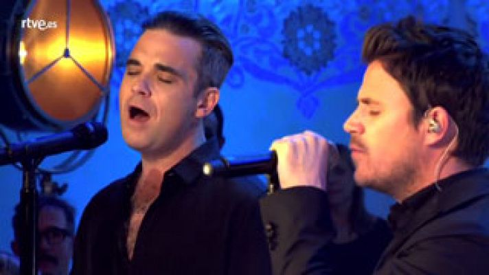 Dani Martín canta "Feel" con Robbie Williams