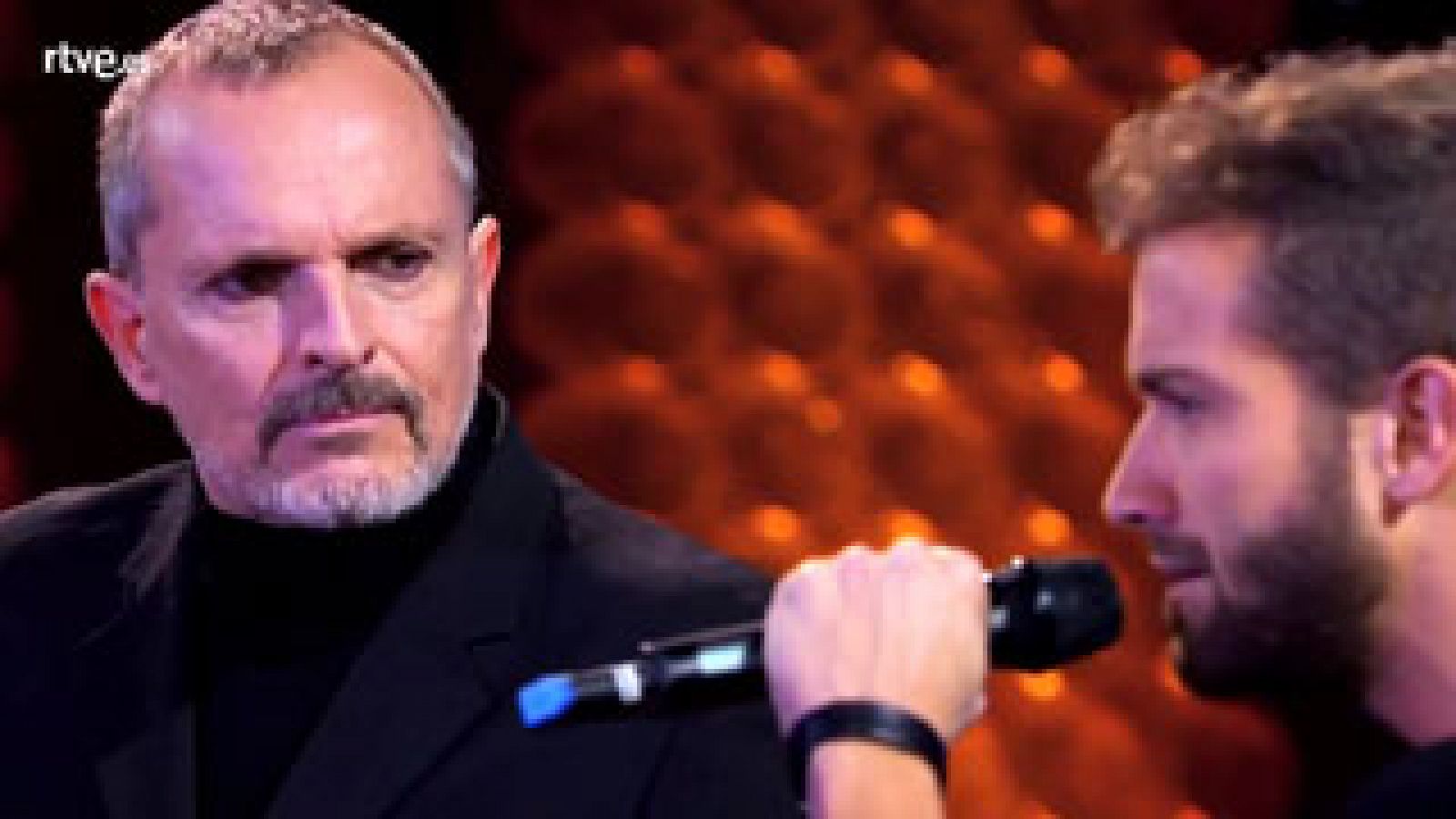 Especial Miguel Bosé - Pablo Alborán canta con Miguel Bosé "No hay un corazón que valga la pena"