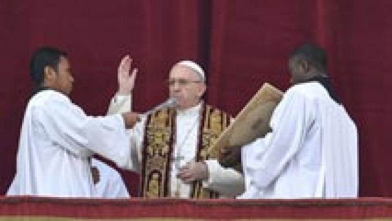 El papa condena el terrorismo y pide un alto el fuego en Siria durante la bendición 'Urbi et Orbi' 