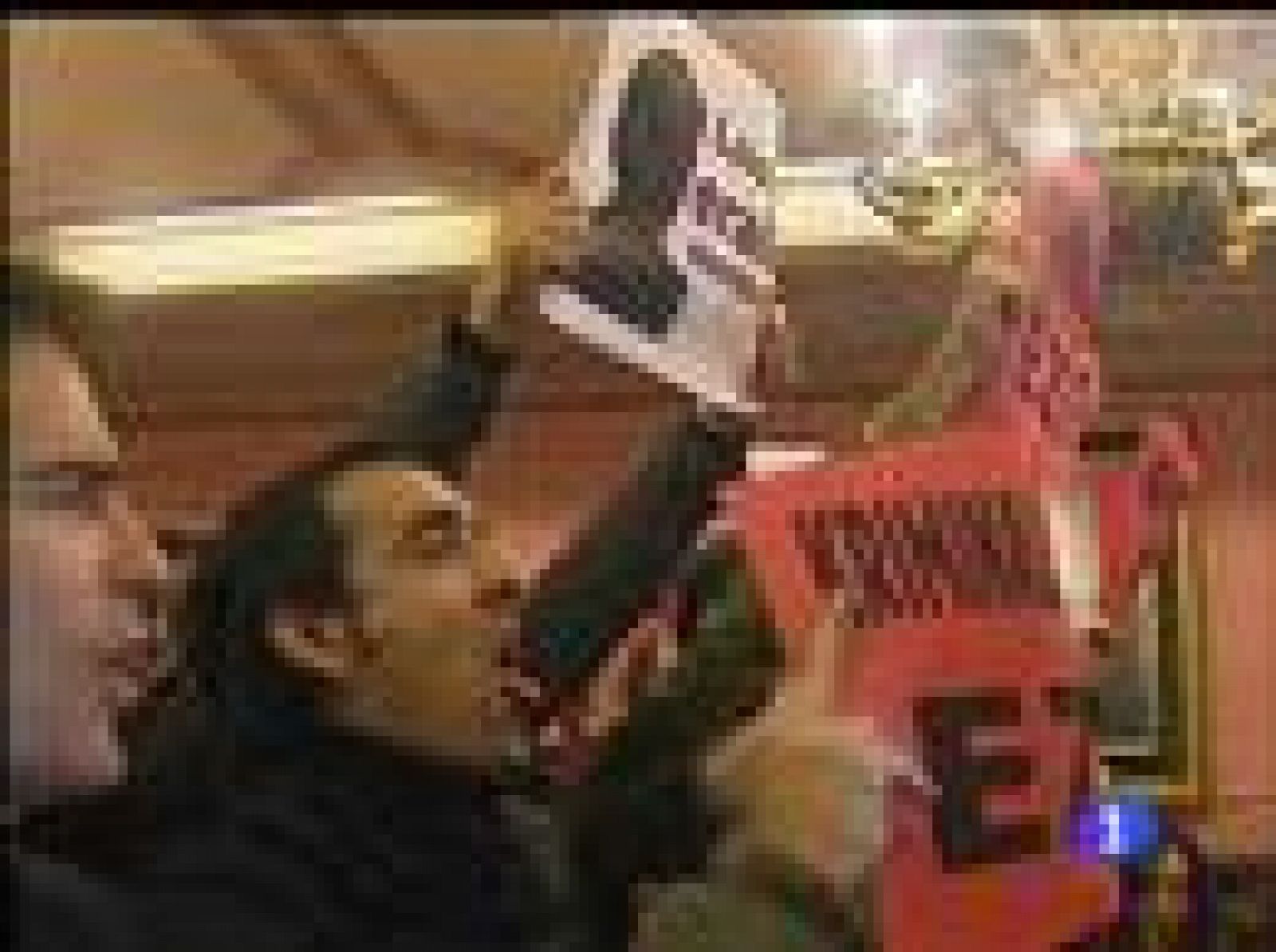 Los concejales del PNV y uno de los dos ediles de EA han aprobado a moción de censura contra el alcalde de ANV de la localidad guipuzcoana de Azpeitia, que no ha condenado el asesinato por parte de ETA del empresario local Ignacio Uría. Durante el pleno, militantes abertzales han lanzado protestas contra los nacionalistas vascos. 