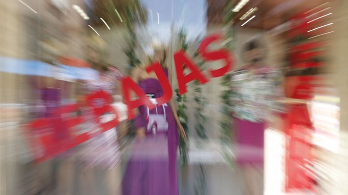 Telediario 1 - Algunas marcas aprovechan las compras navideñas para lanzar las primeras rebajas