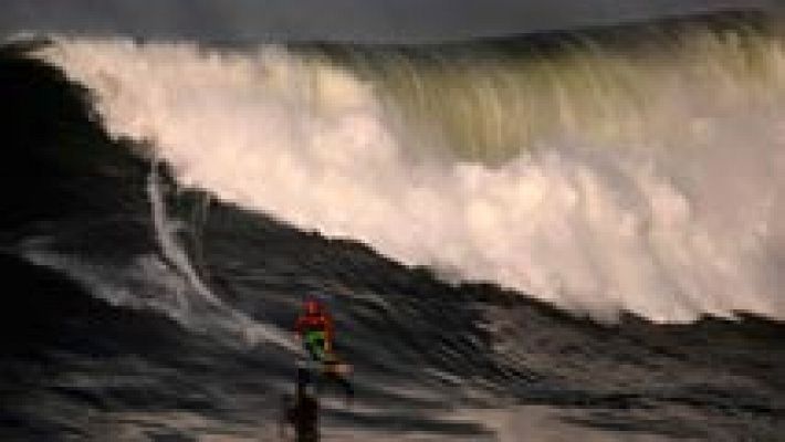 Los surfistas disfrutan del cañón de Nazaré