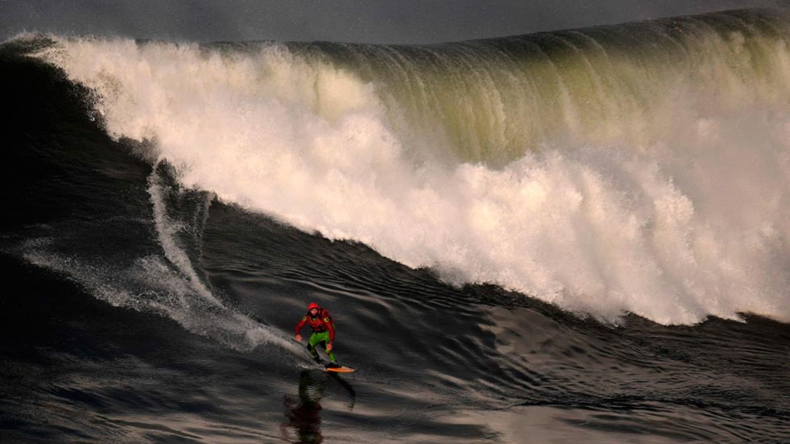 Olas como edificios de altas. En circunstancias normales dan pánico, pero son joyas para los aficioandos al surf. Hay muy pocos lugares del mundo donde se dan. Uno de ellos, seguramente el más especial, es el cañón de Nazaré, en Portugal.