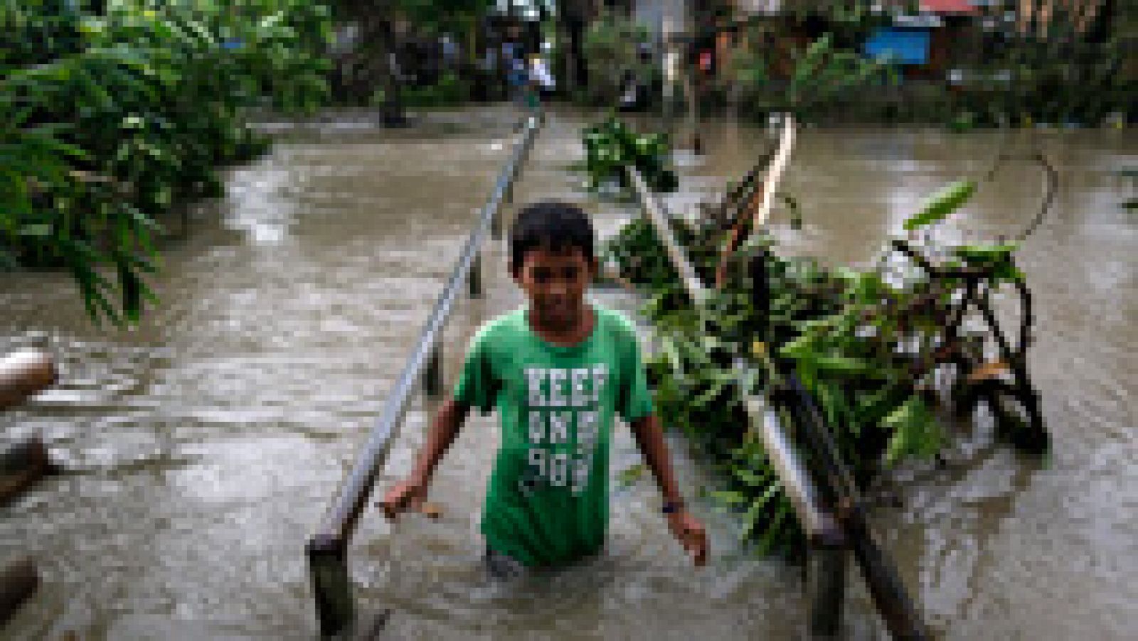 Telediario 1: Al menos seis muertos tras el paso del tifón Nock-Ten por Filipinas | RTVE Play