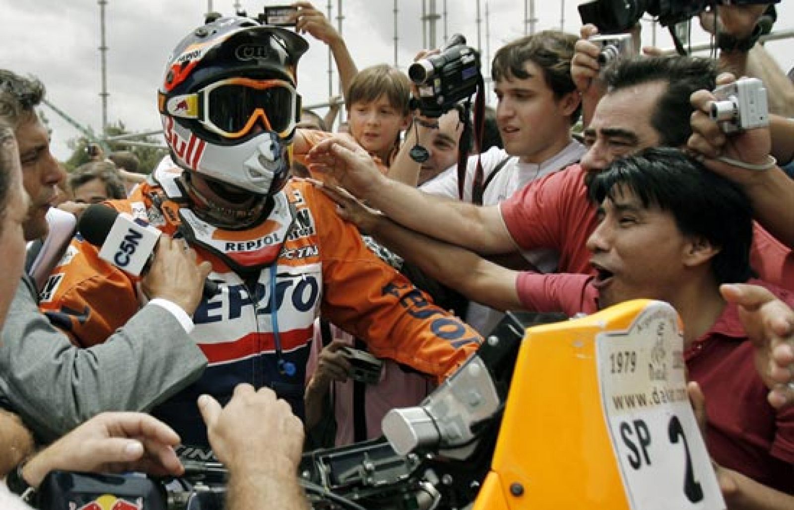 Marc Coma es ya el vencedor del Rally Dakar 2009 tras llegar al parque cerrado de Buenos Aires, donde pudo abrazarse a los suyos para celebrar la victoria.  