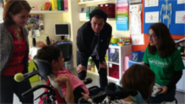Cristiano Ronaldo visita a niños con parálisis cerebral