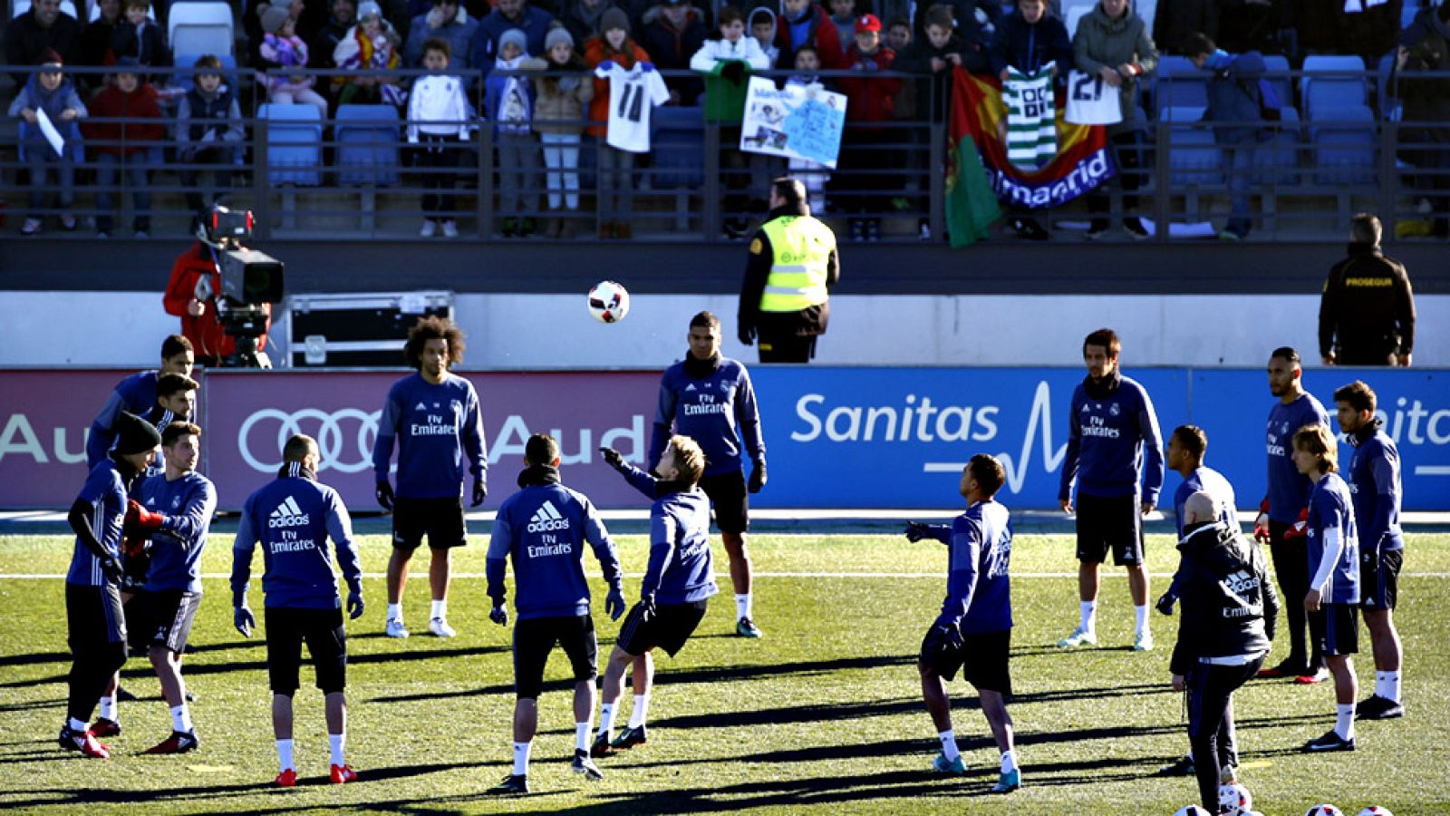 Casi unos 6.000 seguidores del equipo blanco acudió a presenciar el entrenamiento ya clásico a puertas abiertas en Navidad. Allí agradecieron al luso su compromiso al rechazar una oferta millonaria de China.