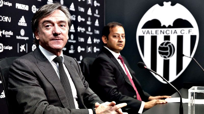 Salvador González "Voro" completó el primer entrenamiento de su nueva etapa al frente del Valencia, al que dirigirá a partir de ahora tras la dimisión presentada este viernes por Cesar Prandelli como técnico del equipo valenciano.