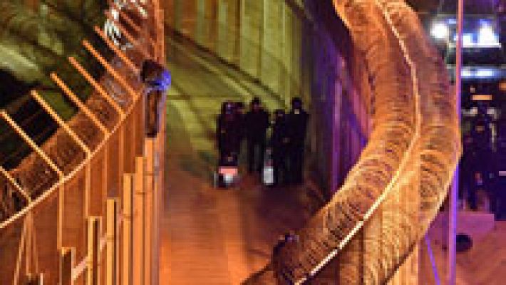 Telediario 1 - Más de 1.000 subsaharianos intentan entrar en Ceuta