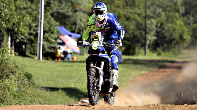 El catar� Nasser Al-Attiyah (Toyota) gan� este lunes en la categor�a autos la primera etapa del Dakar y el franc�s Xavier De Soultrait (Yamaha) lo hizo en motos. Sin embargo, los espa�oles Juan Pedrero (Sherko), Xavier Pons (Ford), Nani Roma y Carlos