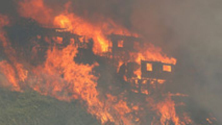 Cien viviendas quemadas, 400 evacuados y 19 heridos leves en un fuego aún no extinguido en Valparaíso