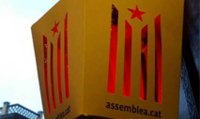 Telediario 1 - La ANC y Òmnium Cultural "animan" a recibir a los Reyes Magos con "farolillos de la estelada" en Vic
