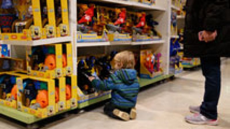 Una iniciativa en Barcelona anima a luchar contra el consumo con el intercambio de juguetes