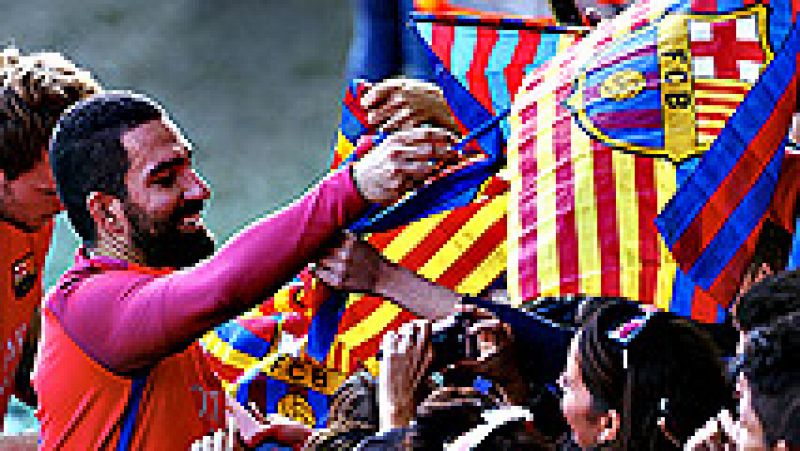 La primera plantilla del FC Barcelona se ha ejercitado este martes  en el Miniestadi en un entrenamiento a puertas abiertas que ha  aglutinado a 10.408 aficionados, en el ya tradicional entrenamiento  de Reyes, y que ha contado con la presencia del t