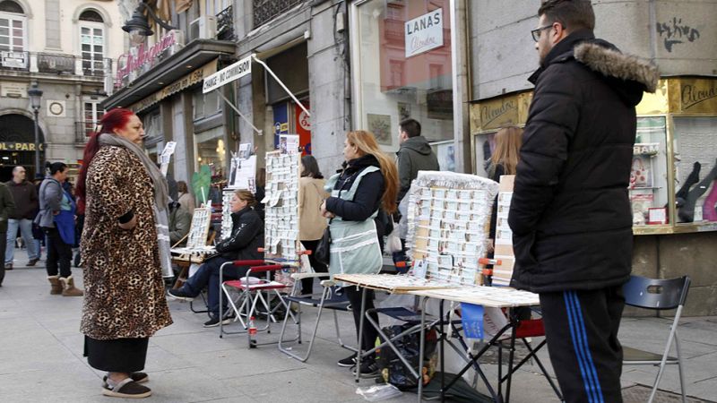 Los que no tuvieron suerte en la lotería de navidad, el próximo viernes tienen otra oportunidad con el Sorteo del Niño que repartirá 630 millones de euros. Madrid es una de las ciudades en las que más décimos se venden de este sorteo.