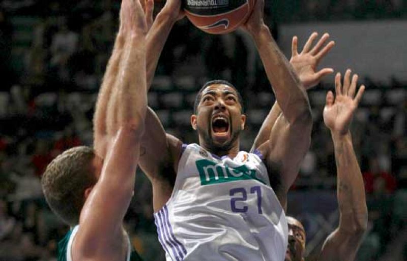  El Real Madrid, que esta semana ha afrontado las turbulencias de la dimisión de Ramón Calderón, sontinúa demostrando su mejoría. En este caso, gana a un rival directo como es el Unicaja por 90 a 78.