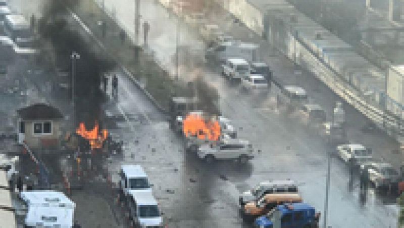 Un coche bomba explota ante un juzgado de la ciudad turca de Esmirna