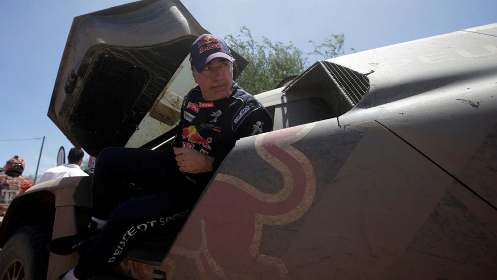 Sainz abandona el Dakar al sufrir un vuelco en la cuarta etapa | Ver