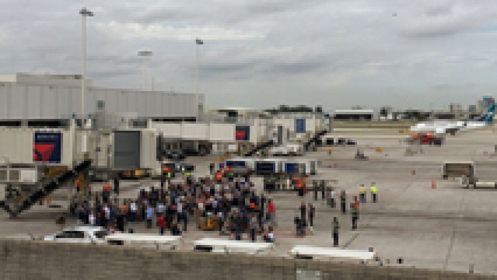 Telediario 1: Al menos cinco muertos en un doble tiroteo en un aeropuerto de Florida | RTVE Play