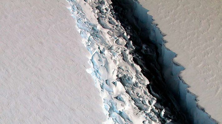 Un gran iceberg, a punto de desprenderse de la Antátida