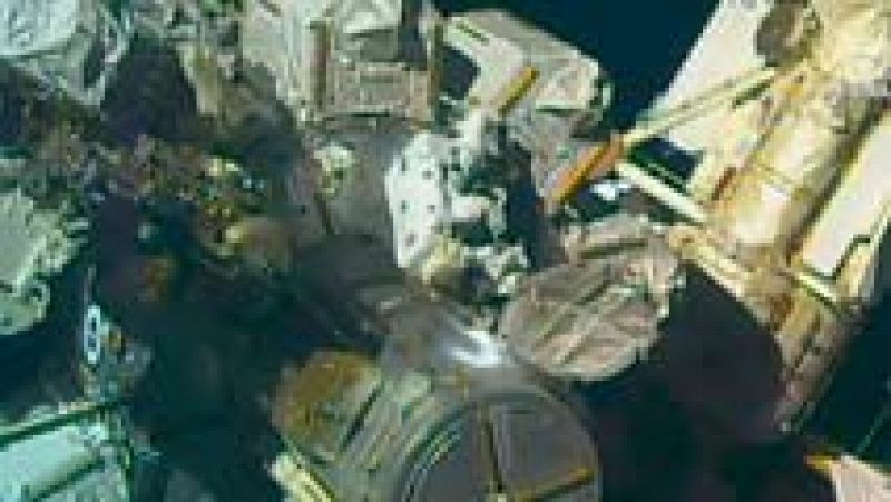 Dos astronautas de la EEI protagonizan el primer paseo espacial de 2017